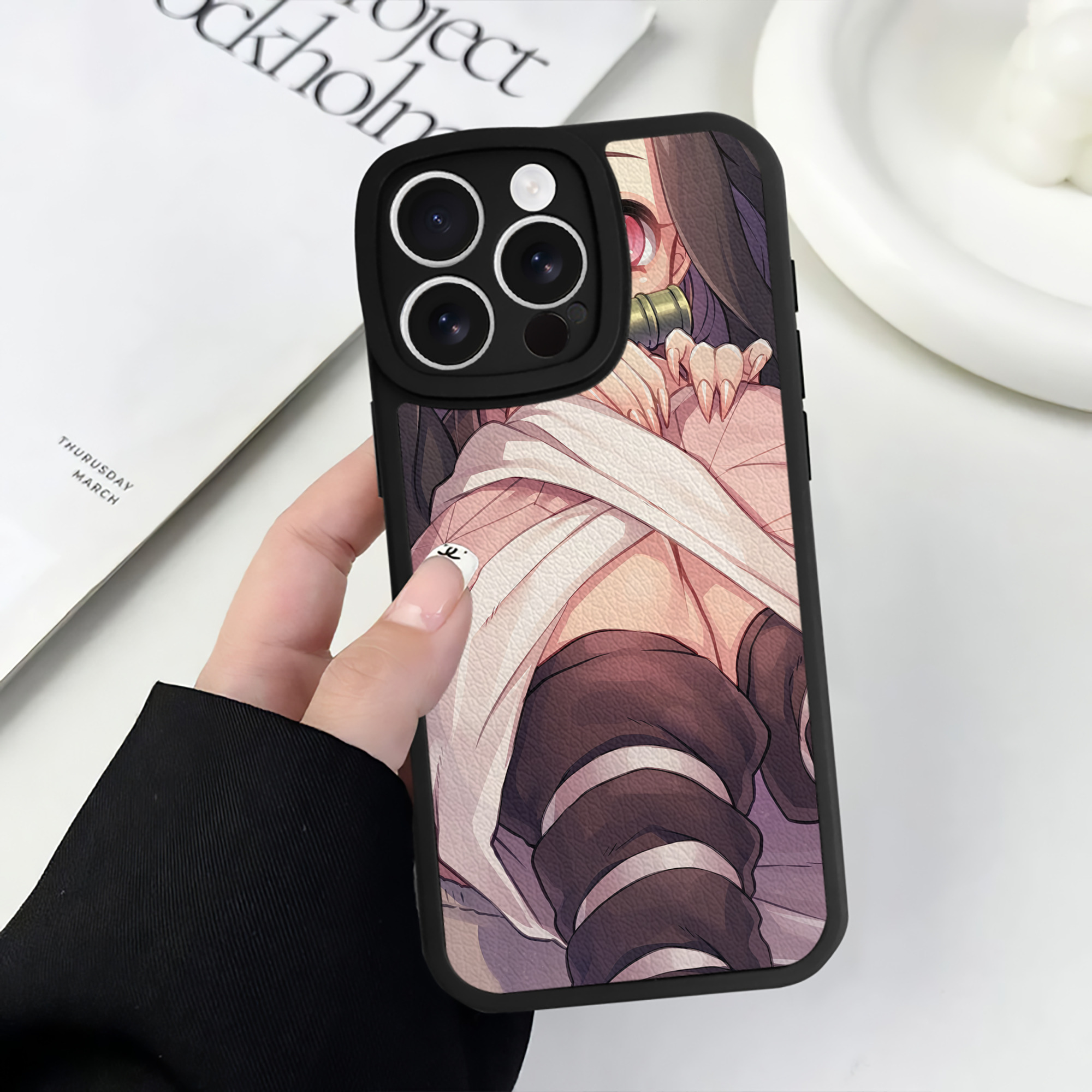 （画像用） 鬼滅の刃（きめつのやいば）竈門 禰󠄀豆子／かまど ねずこ Kamado Nezuko 【iPhone 16シリーズ対応】シリコンスマホケース（レザー調） 材質：シリコン